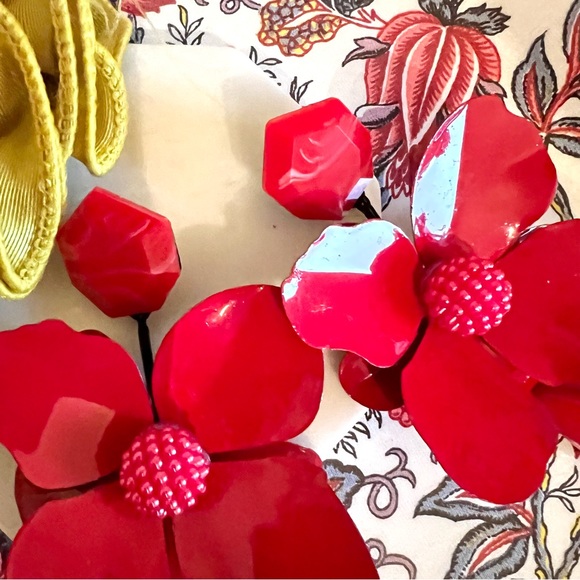 New! Oversized Summer Floral Statement Earrings 🌺🌼🌸 - Picture 15 of 16